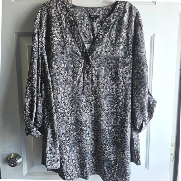 torrid Tops - Torrid Harper Blouse Womens 2 18/20 Grey Pink Leopard Print Roll Tab Sleeve Top
